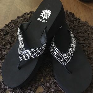 NWOT Yellow Box Black w/Rhinestones Sandals Size 7